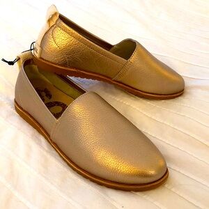 *NEW* Sorel Rose Gold Leather Slip-Ons (size 8.5)
